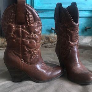 heeled cowgirl boots
